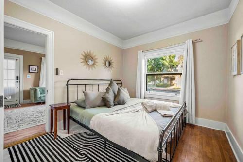 - une chambre avec un lit et une fenêtre dans l'établissement Stylish 1920s Downtown Flagstaff unit with HotTub, à Flagstaff