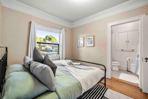 - une chambre avec un lit et une salle de bains dans l'établissement Stylish 1920s Downtown Flagstaff unit with HotTub, à Flagstaff