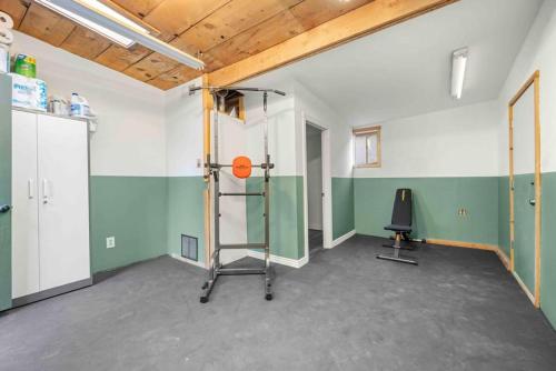 an empty room with a gym with a basketball at Desert Modern Downtown Flagstaff Unit with Hot Tub in Flagstaff