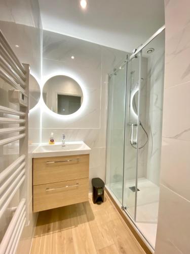 une salle de bain avec un lavabo et une douche dans l'établissement Très beau T2 42m2 lumineux, moderne et rénové avec Fibre, à Belfort