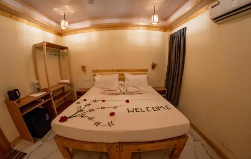 Tempat tidur dalam kamar di Black Pearl Himandhoo