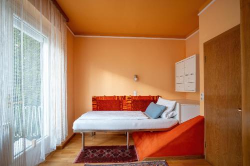 Cama en habitación con ventana grande en Innsbruck Garden Residence en Innsbruck