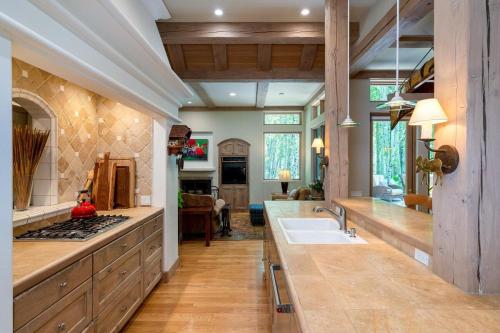 cocina grande con fregadero y encimera en Riverfront Rainbow Bend Estate with Hot Tub, en Ketchum