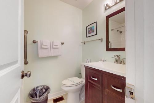 Koupelna v ubytování Bright home with spacious deck, beach access, central AC & WiFi