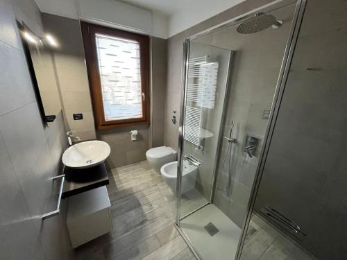 y baño con ducha, aseo y lavamanos. en Bilocale alle porte di Milano - Magnolia Apartment, en Sedriano