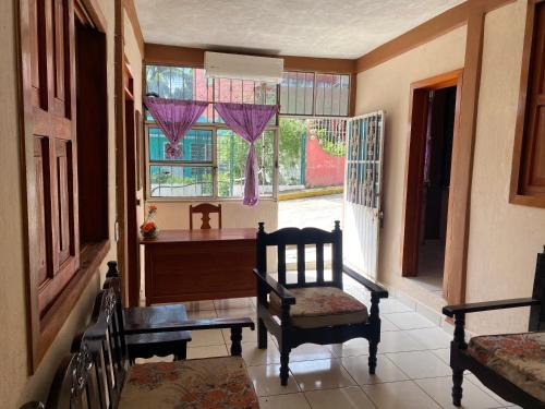 Habitación con silla, escritorio y ventana en Casa Foranea, en Concepción