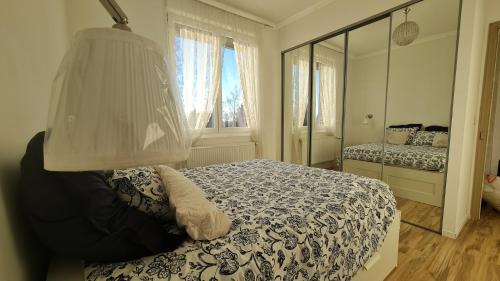 une chambre avec un lit et un miroir dans l'établissement Charmante maison familiale, à Cambrai