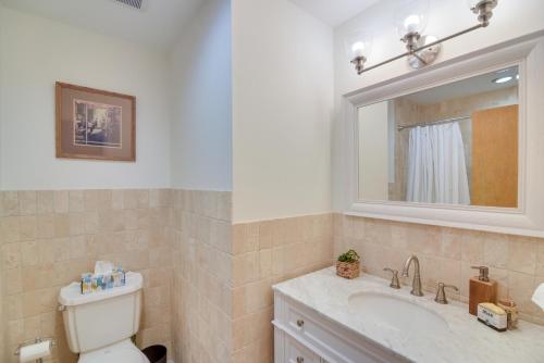 uma casa de banho com um WC, um lavatório e um espelho. em Conifer Home with Deck, 6 Mi to Staunton State Park! em Conifer