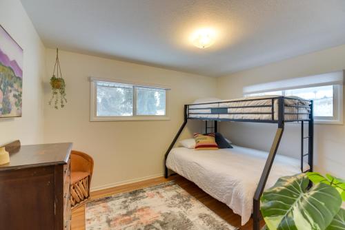 Katil atau katil-katil dalam bilik di 6 Mi to Staunton State Park Conifer Home with Deck