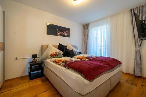 een slaapkamer met een groot bed in een kamer bij Bennett Apartment in Wenen