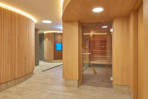 a hallway with a glass door in a building at Dorint Am Goethepark Weimar in Weimar