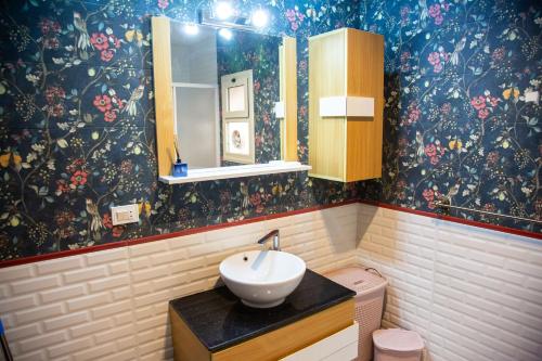 ein Bad mit einem Waschbecken und einem Spiegel in der Unterkunft A Family Friendly Apartment in Kairo