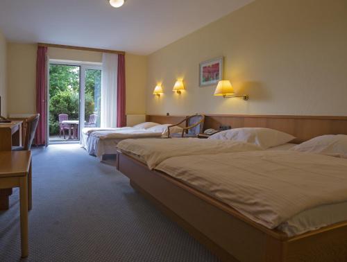 Tempat tidur dalam kamar di Hotel Wittensee Schützenhof