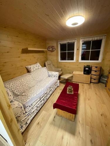 Schlafzimmer mit einem Bett und einem roten Teppich in der Unterkunft Chata Olomouc Tovéř 