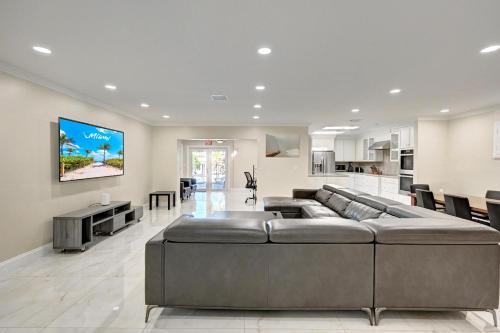 ein Wohnzimmer mit großer Couch und Küche in der Unterkunft Premium Luxury 5BR Villa near Hollywood Beach in Hollywood