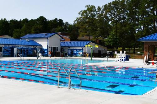 una grande piscina con piscina blu di Bright beauty with private creek a Burlington