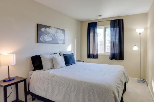 トレドにあるToledo Vacation Rental about 8 Mi to Downtown!の青い枕が付いた大きなベッドのある寝室