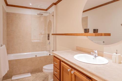 Ένα μπάνιο στο Stylish Apartment w/ Hotel Amenities @ Los Sueños