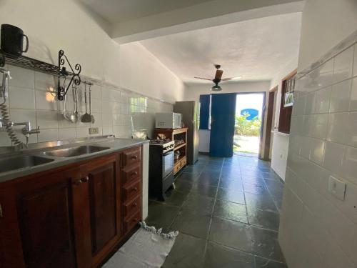 Η κουζίνα ή μικρή κουζίνα στο Villas & Residencial Três Marias à 300 mts do Centro Histórico Paraty