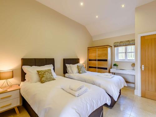 2 camas individuales en una habitación con ventana en 3 Bed in Chester 82909, en Ledsham