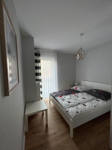 เตียงในห้องที่ APARTAMENT Berlińska 43