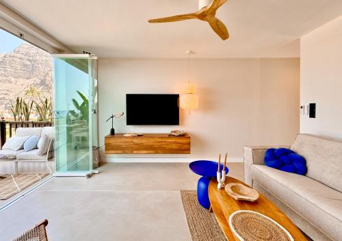 a living room with a couch and a tv at ZAMA Bella Vista in Acantilado de los Gigantes