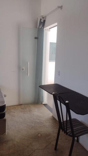 una mesa negra y una silla en una habitación en Jefferson Florentino de Araujo, en Hortolândia