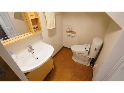 Baño pequeño con aseo y lavamanos en Uji Tea Inn - Vacation STAY 27186v en Uji