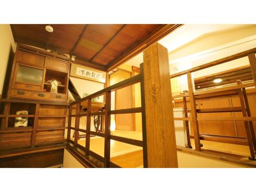 Uji Tea Inn - Vacation STAY 27186v في يوجي: اطلالة غرفة بجدران خشبية ودرج