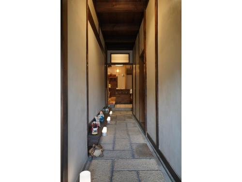 a hallway with a row of dogs sitting on a wall at Uji Tea Inn - Vacation STAY 27208v in Uji