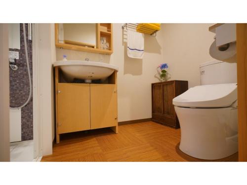 uma casa de banho com um lavatório e um WC em Uji Tea Inn - Vacation STAY 27194v em Uji