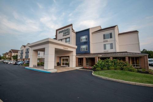 a hotel with a parking lot in front of it at SpringHill Suites Columbus Airport Gahanna in Gahanna