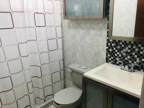 Koupelna v ubytování Beautiful Home by the Beach - 3Bedrooms, 2.5Baths