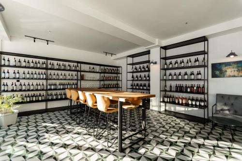 - une salle de dégustation de vin avec une table et des chaises en bois dans l'établissement Hotel Roshe Gudauri, à Goudaouri