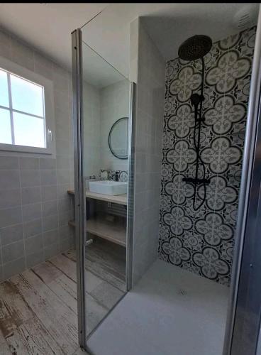 une salle de bain avec une douche avec un lavabo et un miroir dans l'établissement Villa familiale, à Port-Joinville