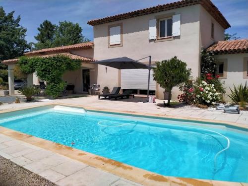une piscine devant une maison dans l'établissement Villa de standing tout confort PISCINE climatisation, à Montauroux