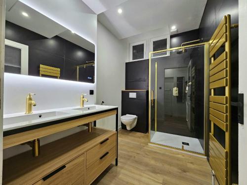 une salle de bain avec un lavabo et une douche dans l'établissement Le Nautilus - Plage et Kursaal, à Dunkerque