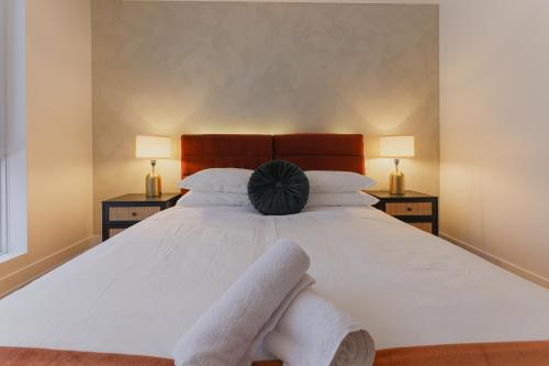 a bedroom with a large white bed with towels on it at Rozenhaus Montreal Hotel in Montréal
