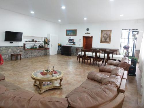 sala de estar amplia con sofá y mesa en Quinta Valvanera en Salta