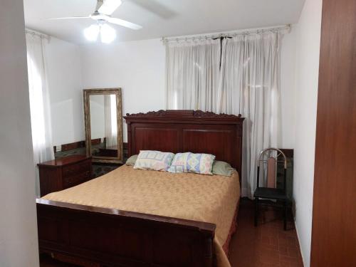 1 dormitorio con 1 cama grande y espejo en Quinta Valvanera en Salta