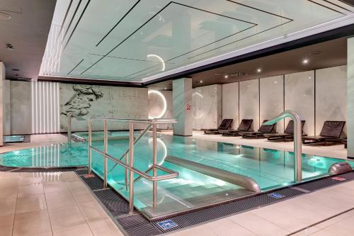 a swimming pool in a building with a swimming pool at Deo Plaza Prestige 1 by Grand Apartments in Gdańsk