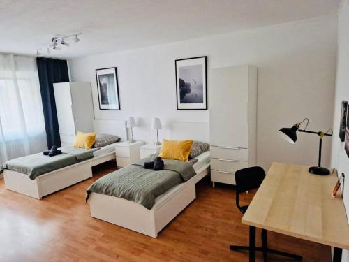 uma sala de estar com duas camas e uma mesa em NEW-Berta die Kölner Vorstadtwohnung em Bergheim