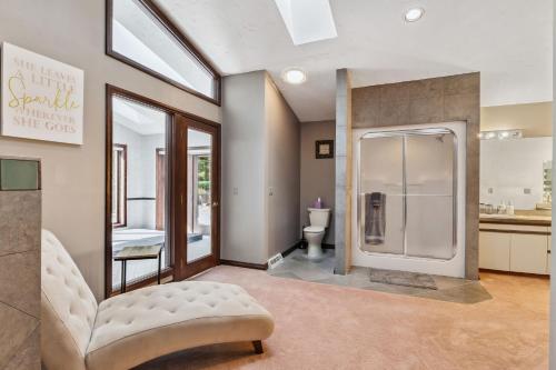 uma casa de banho com um chuveiro e um WC. em Great Group Getaway: Games Galore + Outdoor Oasis em Painesville