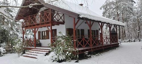 Το Domek Wypoczynkowy całoroczny U Agi z balią z jacuzzi i sauną τον χειμώνα