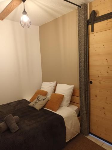 En eller flere senge i et værelse på appartement montagne- le petit Chaillol