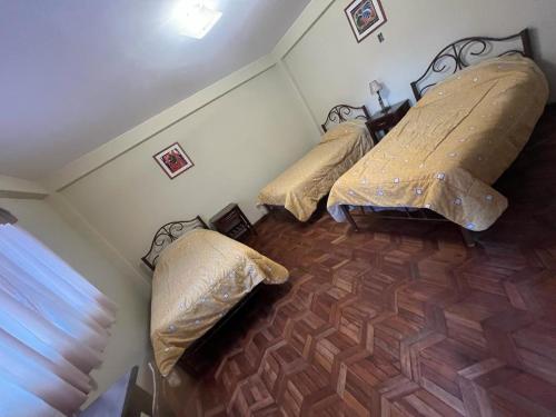 1 Schlafzimmer mit 2 Betten mit Röcken in der Unterkunft The Hidden House Hostel in La Paz