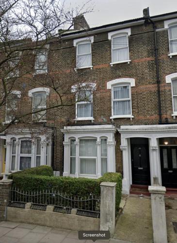 Casa de ladrillo grande con ventanas blancas en Cozy Studio in Finsbury Park en Londres