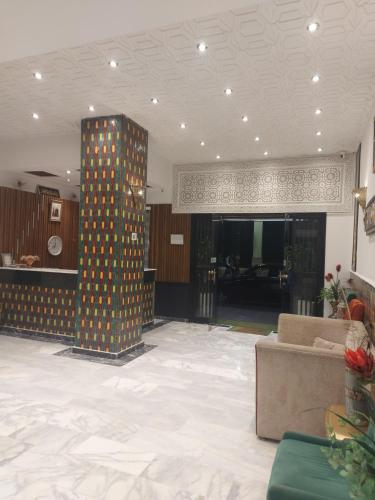 een lobby met gele stippen erop bij Amor Hotel in Fès