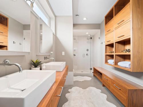 baño con lavabo blanco grande y espejo en Contemporary Luxe Living I Pet + Baby Friendly, en Cleveland