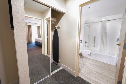 Hampton Inn St Augustine US1 North في سانت أوغيستين: حمام مع مقصورة دش وحوض استحمام